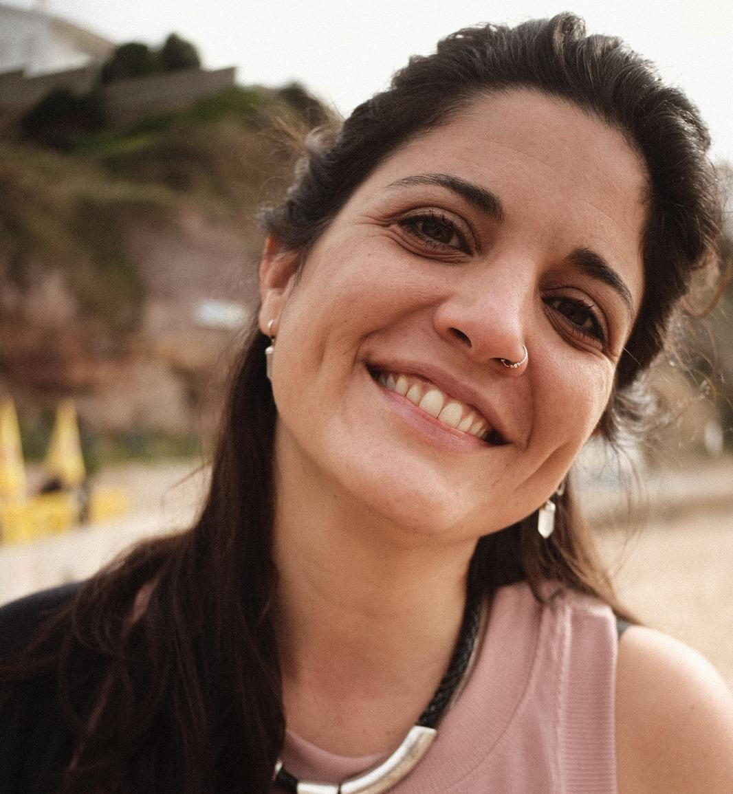 Flor – Espacio Medrar contacto Flor, fundadora de Espacio Medrar, retrato cálido y cercano junto a datos de contacto