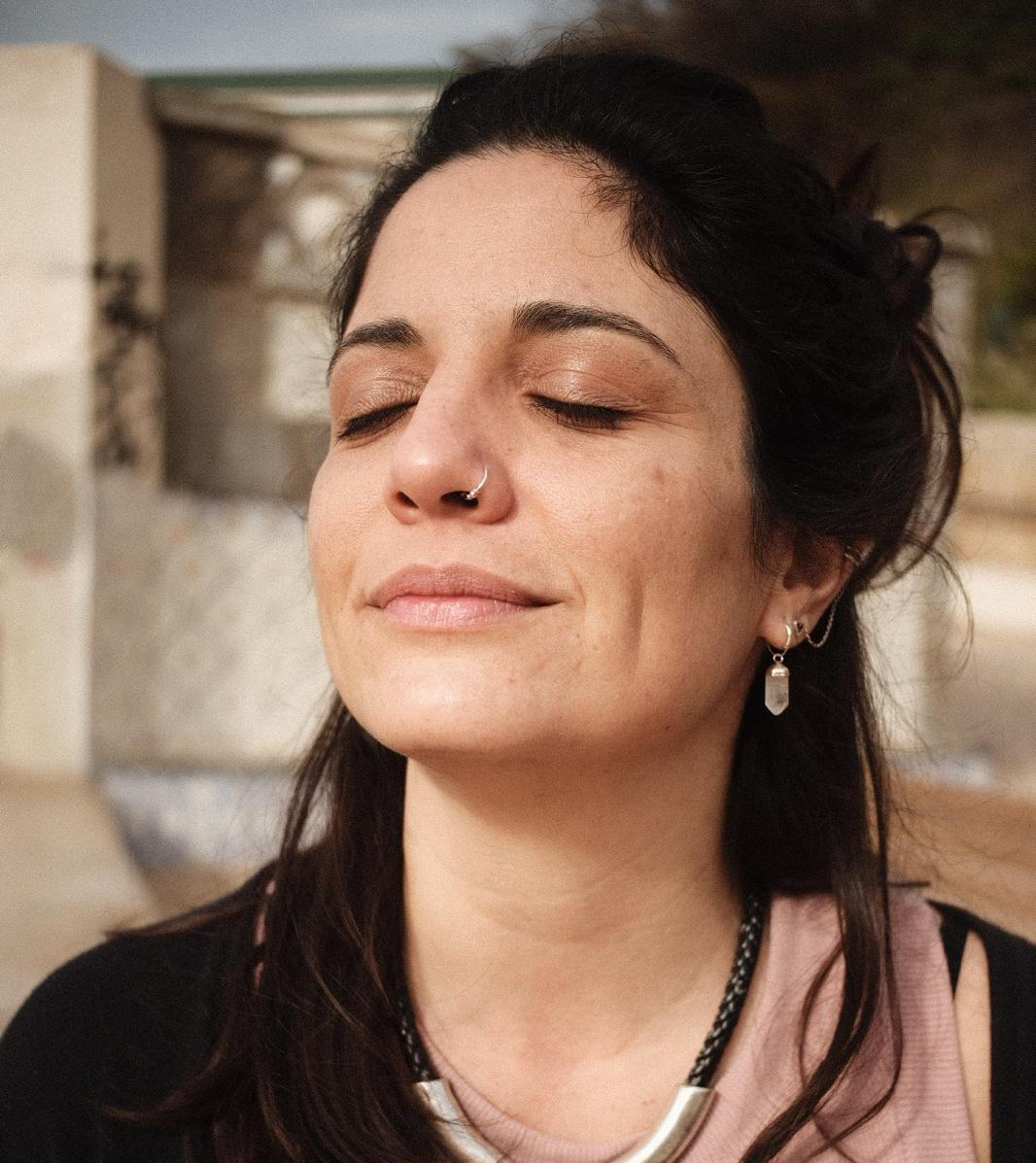 Tu verdad reside en tu interior Flor con ojos cerrados, en paz y conexión interior, simbolizando que cuando entiendes tu verdad, tu realidad se alinea – Espacio Medrar